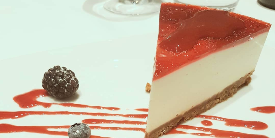 Cheesecake with raspberry coulis